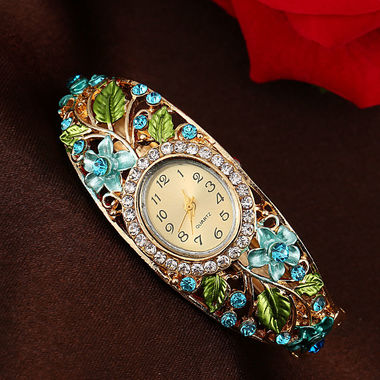 Gifts 4 All, Beautiful watch has floral design. Dial has Crystals all around.
Dial Size:1.7 CM X 2 CM
Band Width:0.8 CM
Case Thickness:0.7 CM
Band Length:18 CM

