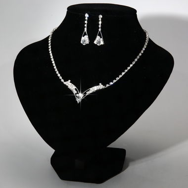 Gifts 4 All, Beautiful wedding set elegant yet simple. Comes with Earring
Earring lengnt:38mm
Necklace lenght:30cm+11cm