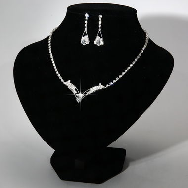 Gifts 4 All, Beautiful wedding set elegant yet simple. Comes with Earring
Earring lengnt:38mm
Necklace lenght:30cm+11cm