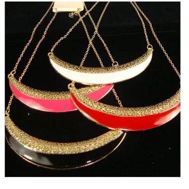 Gifts 4 All, Big moon shaped pendant necklace features 16"-18" Golden link Chain and 4.5" Pendant having Gold Bar and Hammered Look. Pendant is of two colors Gold / Red, Gold / Black, Gold / White, Gold / Pink etc.

Great for any occasion. Makes great gift. Great for gift giving or for using yourself.