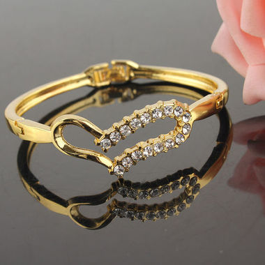 Gifts 4 All, Beautiful bracelet in gold tone has a heart with clear crystals on it.
Bracelet diameter: 2.5 inch.
Brand New
great item, makes great gift.
Gold plated jewelry does not tarnish easily.