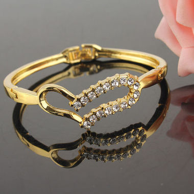 Gifts 4 All, Beautiful bracelet in gold tone has a heart with clear crystals on it.
Bracelet diameter: 2.5 inch.
Brand New
great item, makes great gift.
Gold plated jewelry does not tarnish easily.