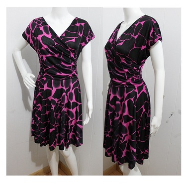 Gifts 4 All, Fits up to XL size
This beautiful dress is perfect for that upcoming special event, cocktail party, graduation, military ball, homecoming, formal dance, bridesmaid, wedding or prom!
Surplice Dress with Giraffe Print, side ruched. 
Available colors: Red/Black or White/Black